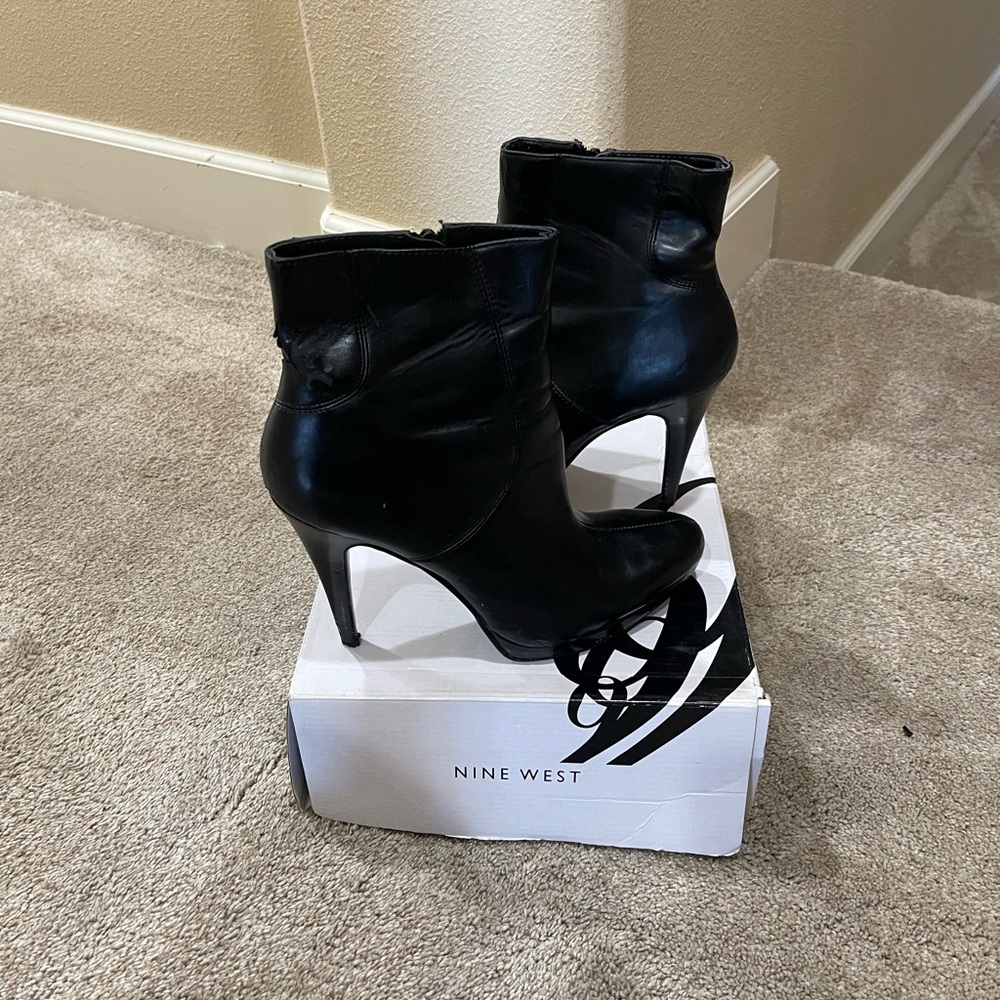Nine West Sleek Black HIGH Heeled Boots!